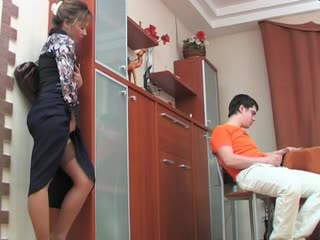 Русская мамаша застукала парня за дрочкой и...